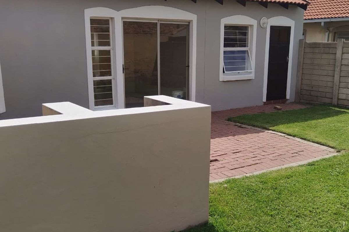 Cozy 3 Bedroom property in a Secure Estate - Photo 5