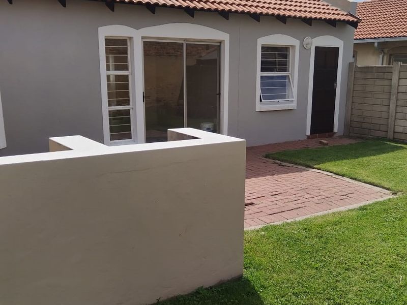 Cozy 3 Bedroom property in a Secure Estate - Photo 5