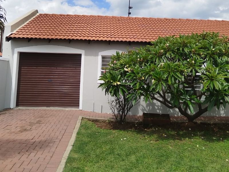 Cozy 3 Bedroom property in a Secure Estate - Photo 2