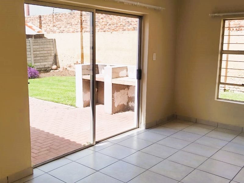 Cozy 3 Bedroom property in a Secure Estate - Photo 10