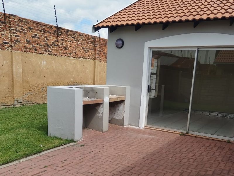 Cozy 3 Bedroom property in a Secure Estate - Photo 7