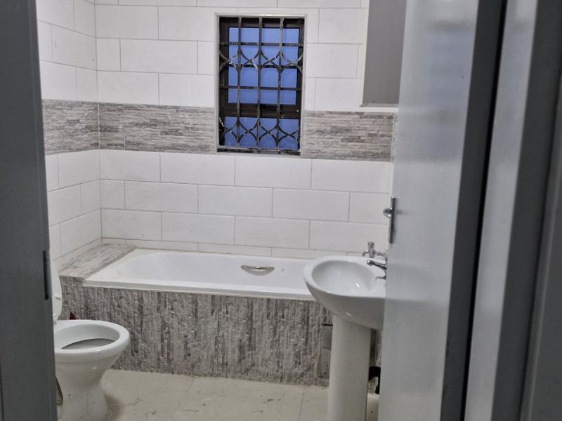 Stunning Morden Home To Let Ext 14 - Photo 2