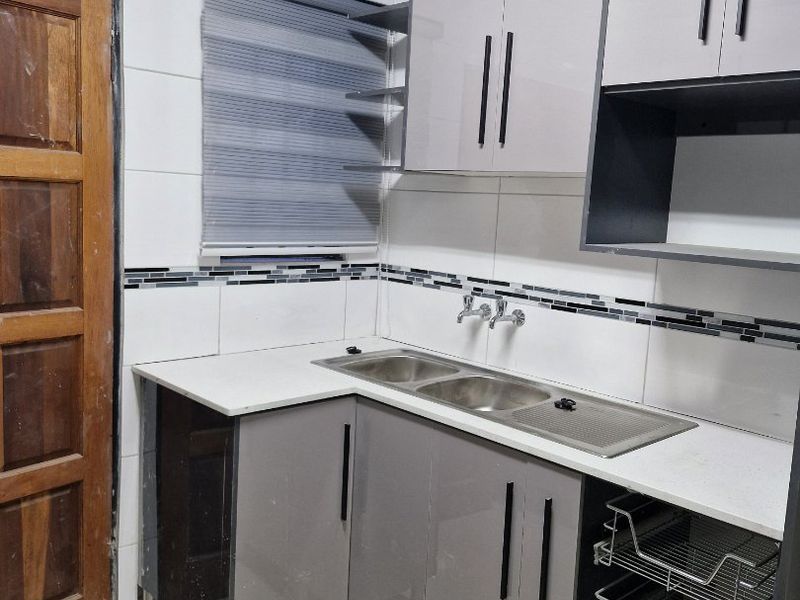 Stunning Morden Home To Let Ext 14 - Photo 8