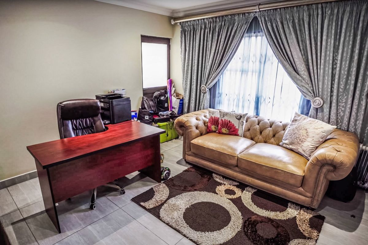 4 Bedroom 5 Bathroom house for sale in Rayton Estate  - Photo 4