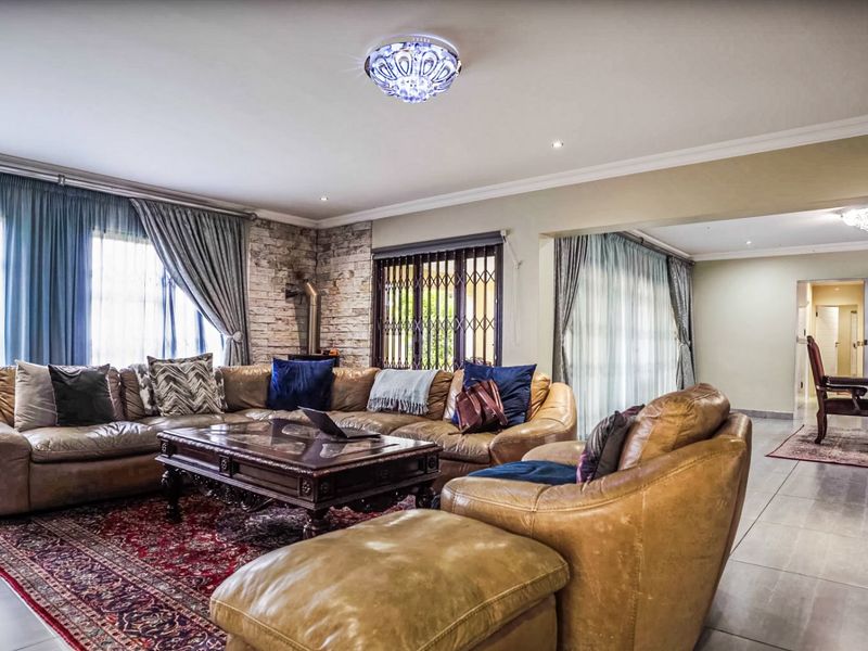 4 Bedroom 5 Bathroom house for sale in Rayton Estate  - Photo 2