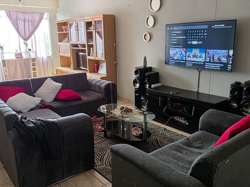 Comfortable Two-Bedroom Home - Photo 1