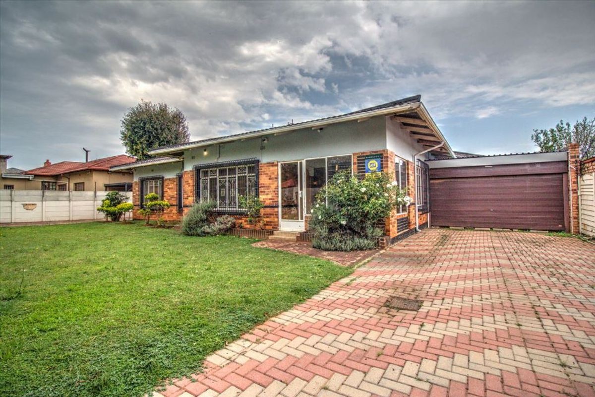 Commercial Property with Office and Residential Facilities - Photo 3