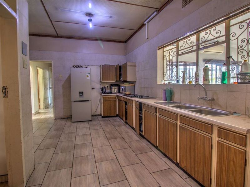 Commercial Property with Office and Residential Facilities - Photo 1
