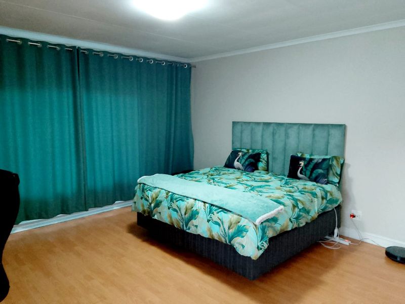 Stylish 3-Bedroom Townhouse in Santa Vitoria Village, Sunninghill - Photo 4