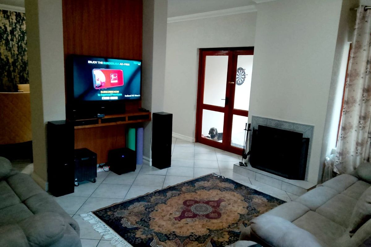 Stylish 3-Bedroom Townhouse in Santa Vitoria Village, Sunninghill - Photo 2