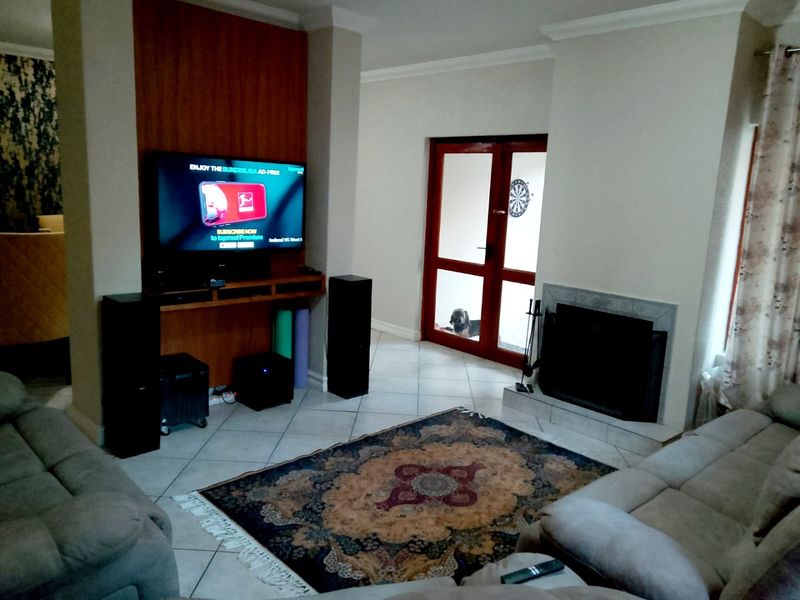 Stylish 3-Bedroom Townhouse in Santa Vitoria Village, Sunninghill - Photo 2