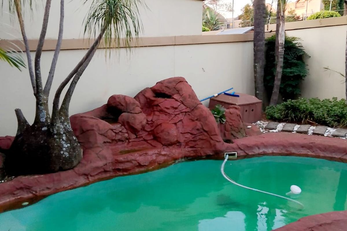 Stylish 3-Bedroom Townhouse in Santa Vitoria Village, Sunninghill - Photo 3