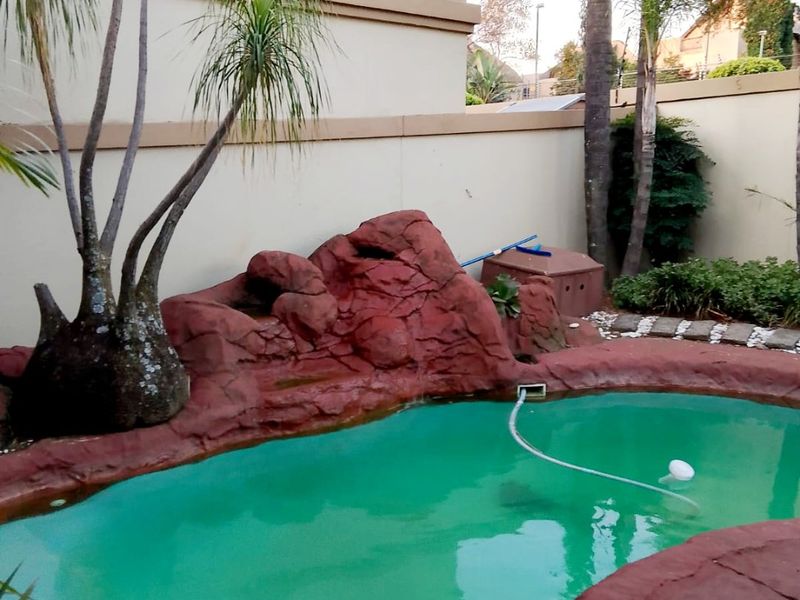 Stylish 3-Bedroom Townhouse in Santa Vitoria Village, Sunninghill - Photo 3