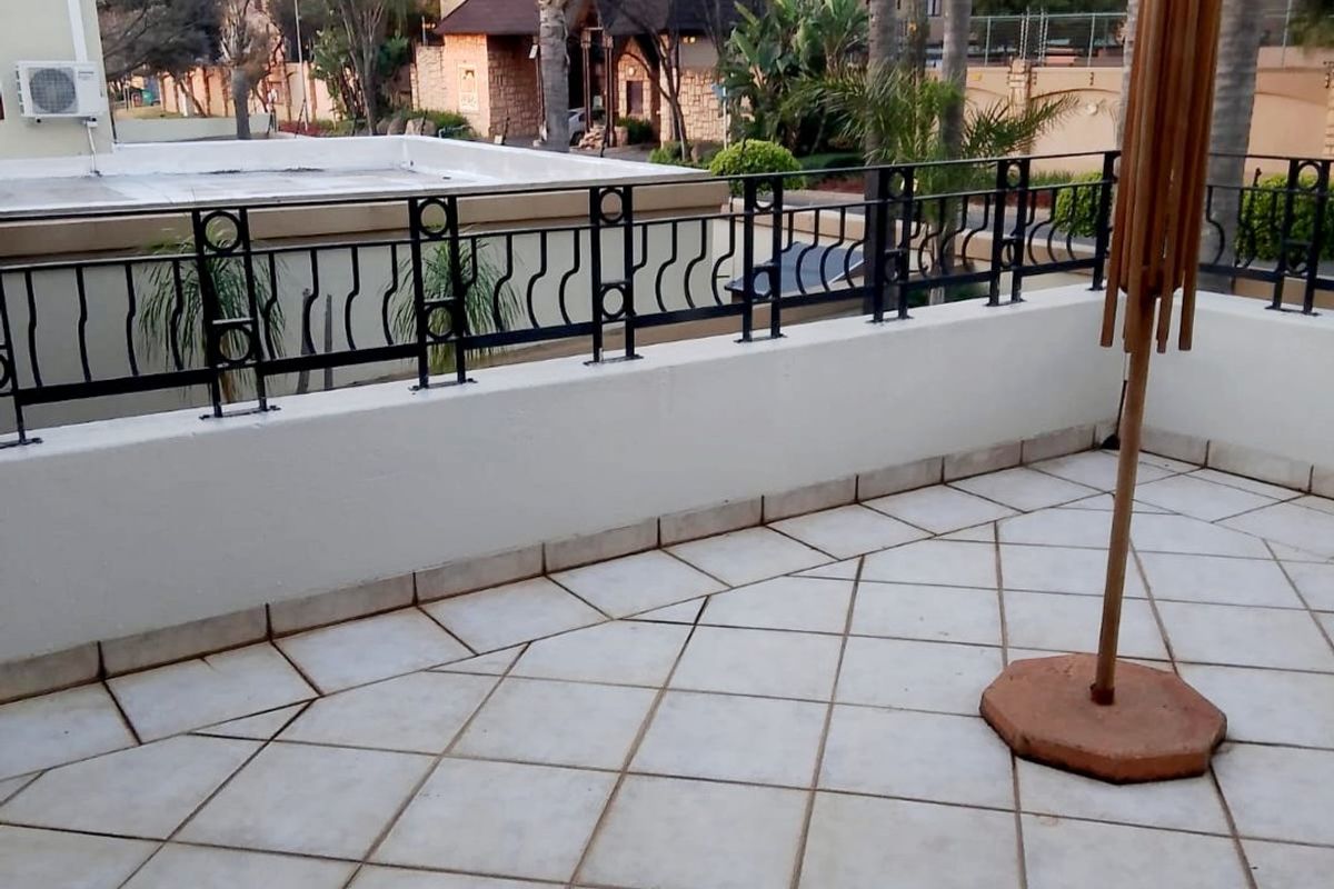 Stylish 3-Bedroom Townhouse in Santa Vitoria Village, Sunninghill - Photo 5