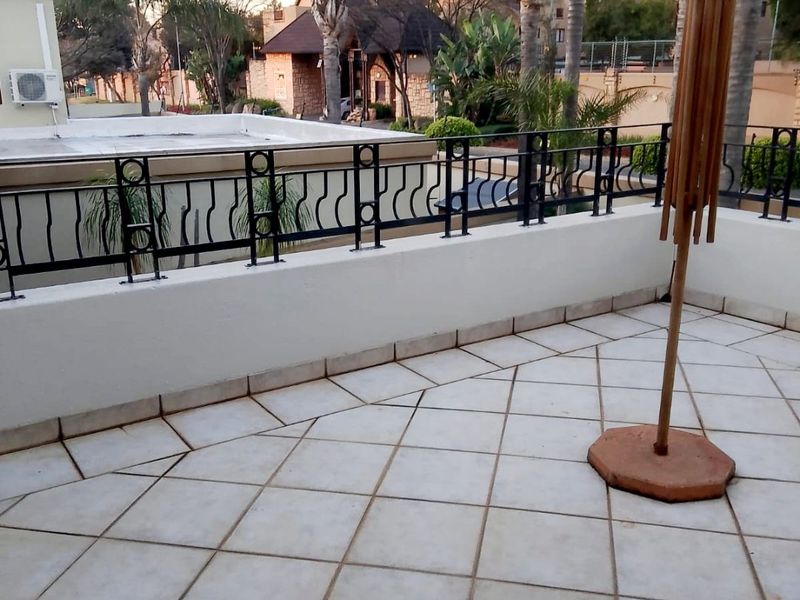 Stylish 3-Bedroom Townhouse in Santa Vitoria Village, Sunninghill - Photo 5