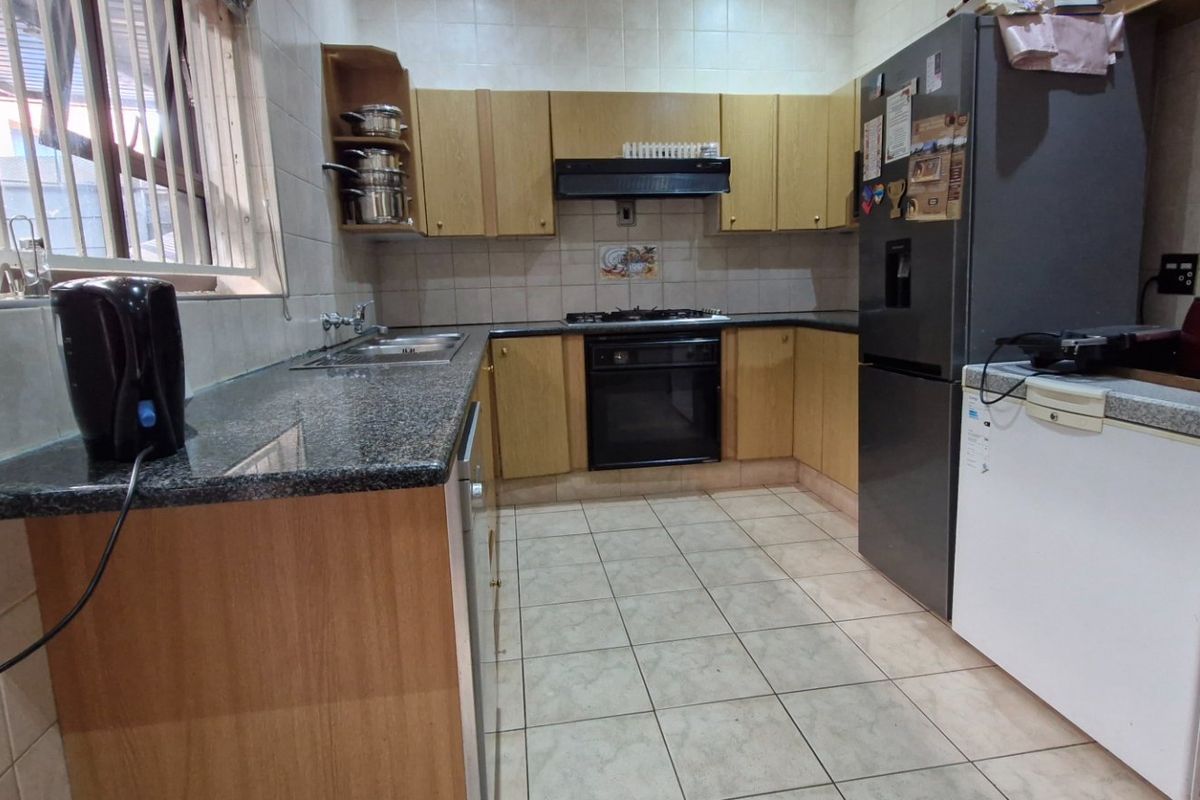 Luxury Family Haven with 2 Full Houses on One Property - Photo 2