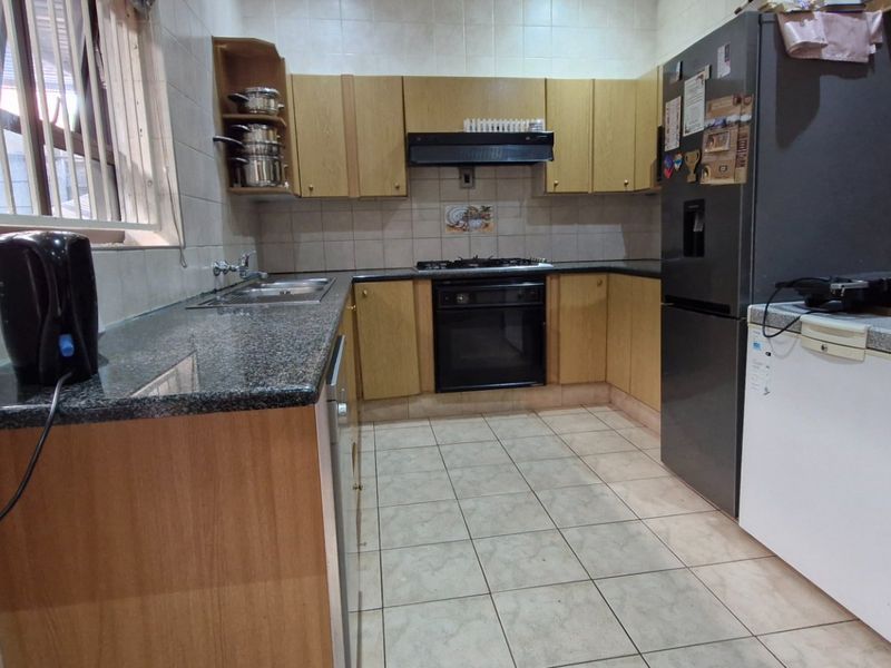 Luxury Family Haven with 2 Full Houses on One Property - Photo 2