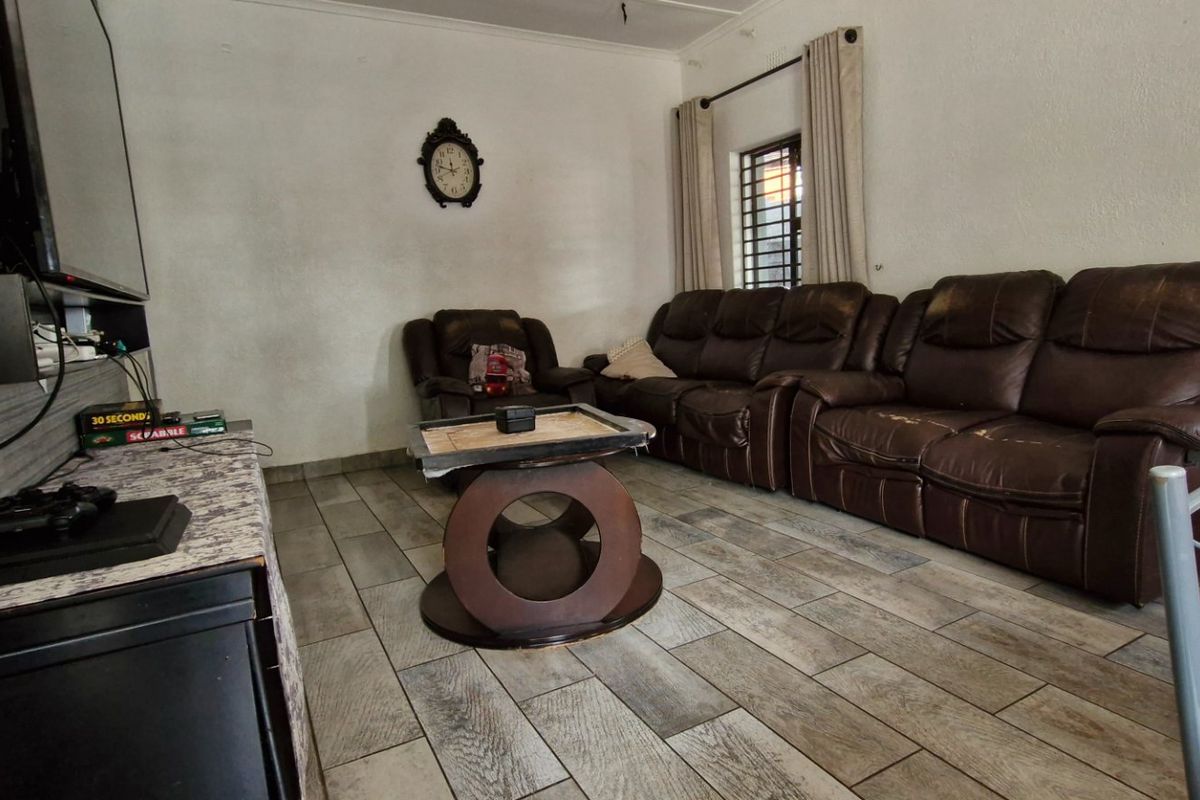 Luxury Family Haven with 2 Full Houses on One Property - Photo 3