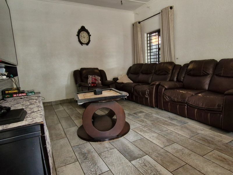 Luxury Family Haven with 2 Full Houses on One Property - Photo 3