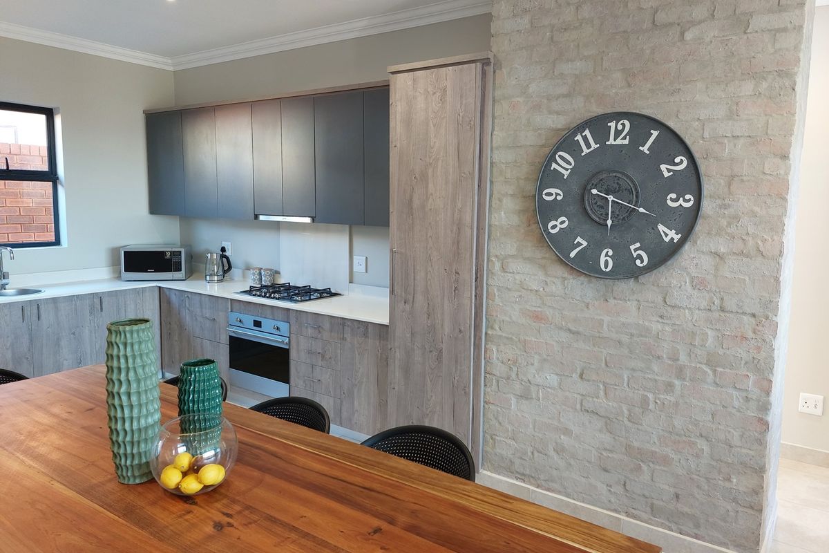 3 bedroom, 2 bathroom Simplex in Six fountains  - Photo 4