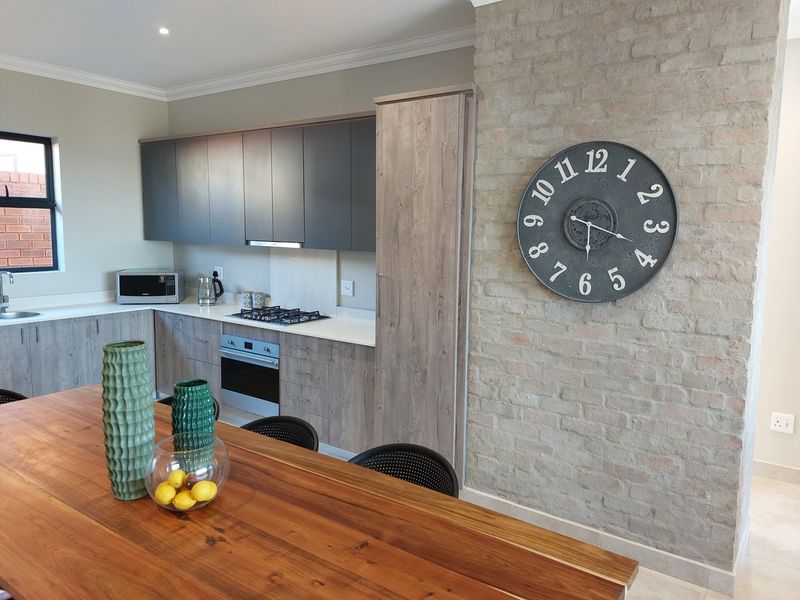 3 bedroom, 2 bathroom Simplex in Six fountains  - Photo 4