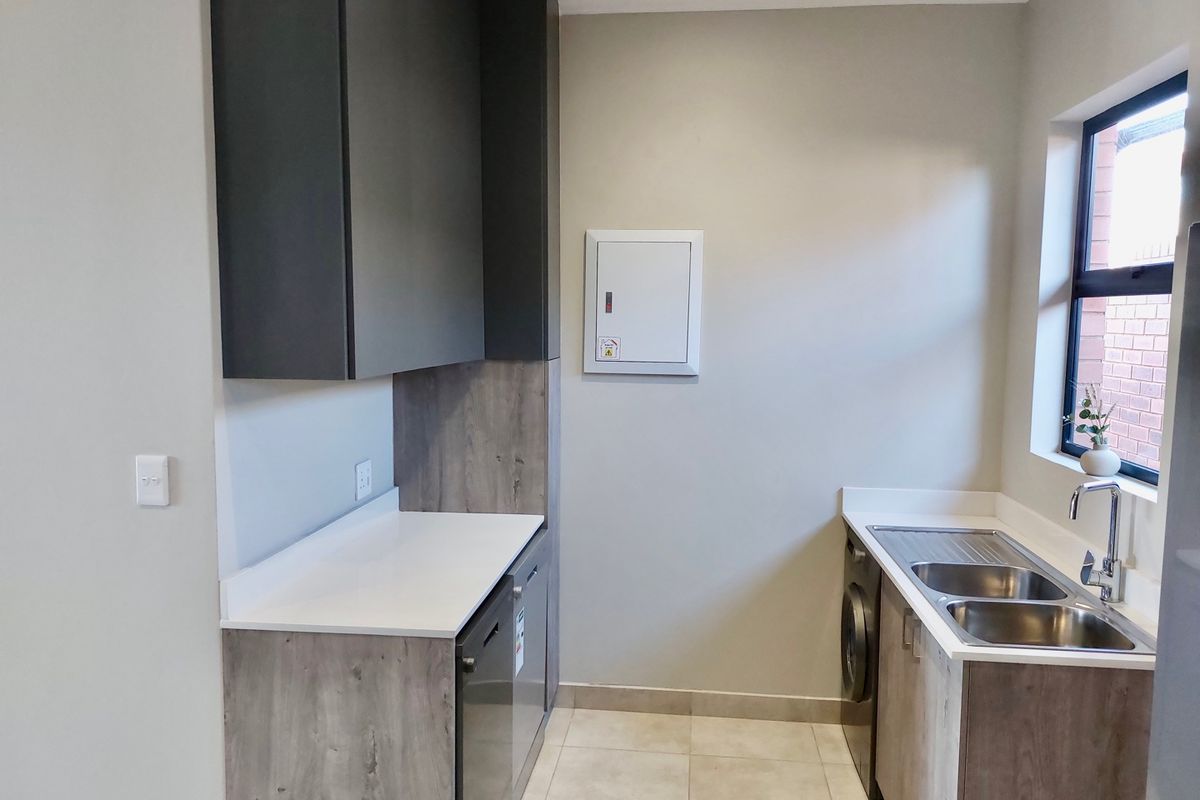 3 bedroom, 2 bathroom Simplex in Six fountains  - Photo 5