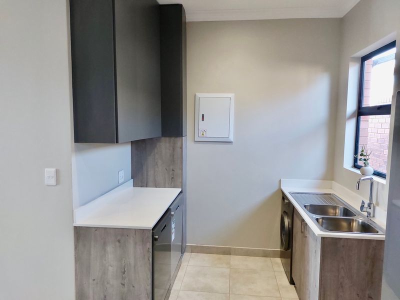 3 bedroom, 2 bathroom Simplex in Six fountains  - Photo 5