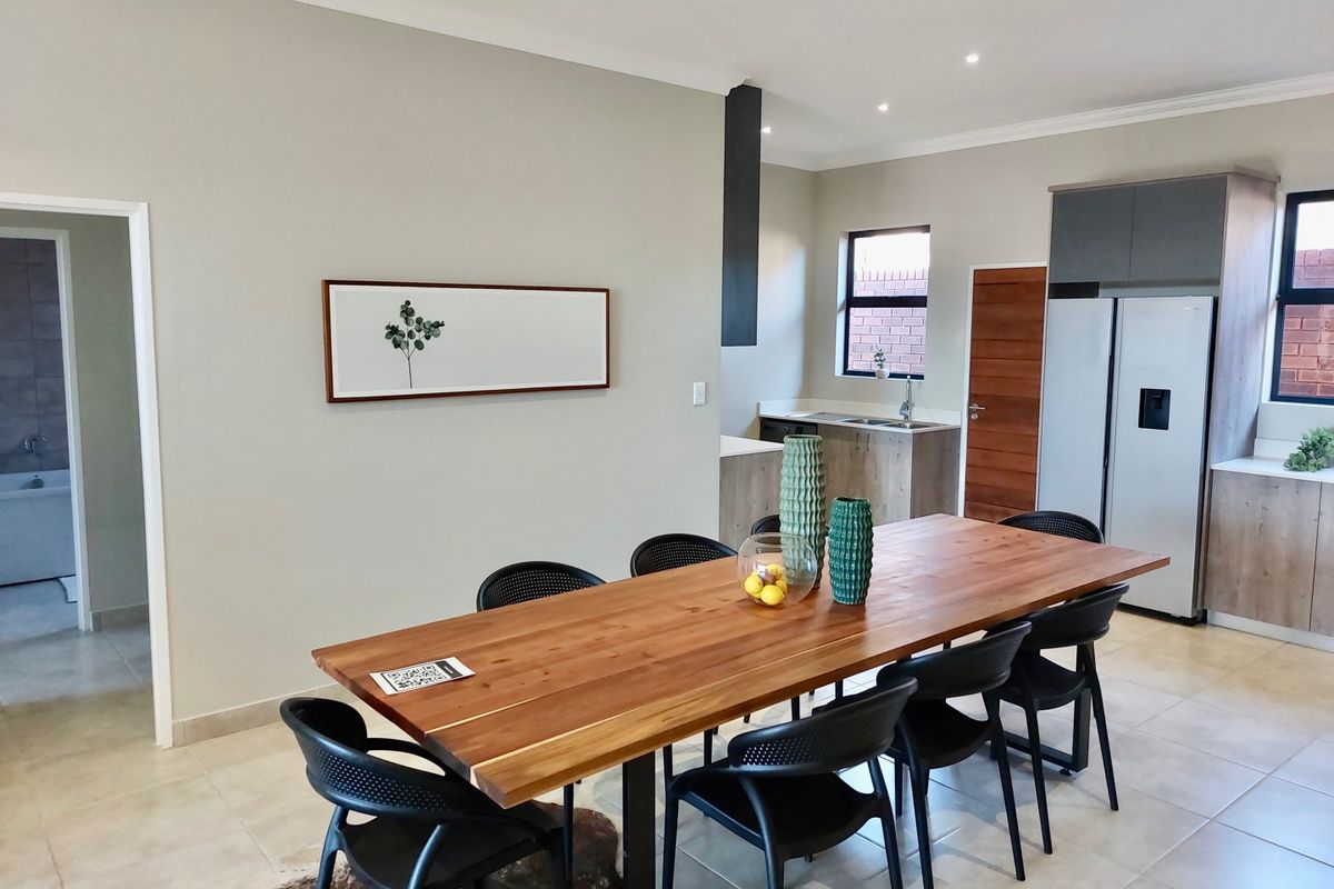 3 bedroom, 2 bathroom Simplex in Six fountains  - Photo 3