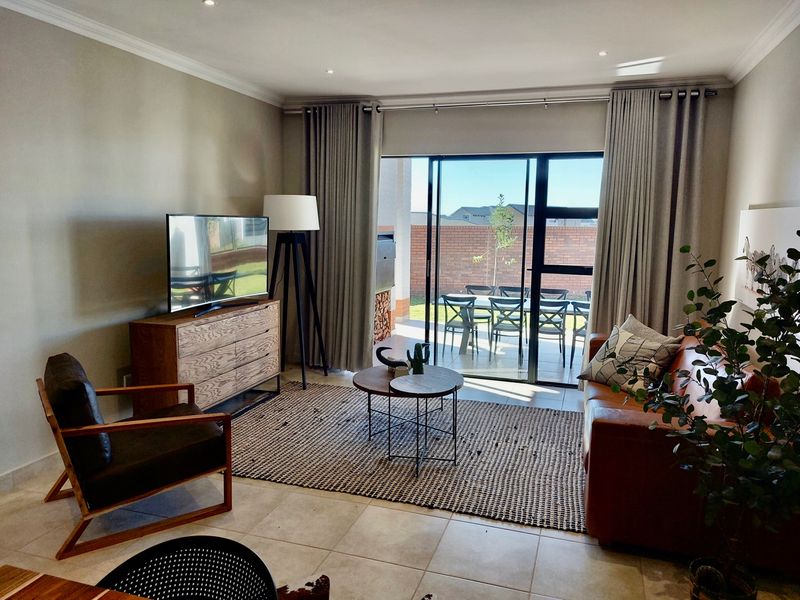 3 bedroom, 2 bathroom Simplex in Six fountains  - Photo 7