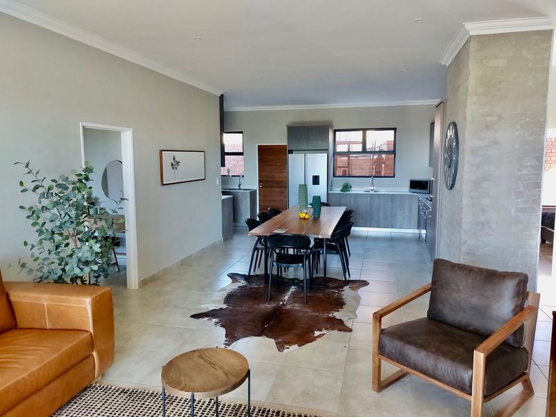 3 bedroom, 2 bathroom Simplex in Six fountains  - Photo 6