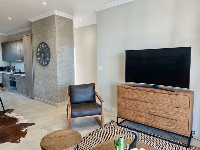 3 bedroom, 2 bathroom Simplex in Six fountains  - Photo 8