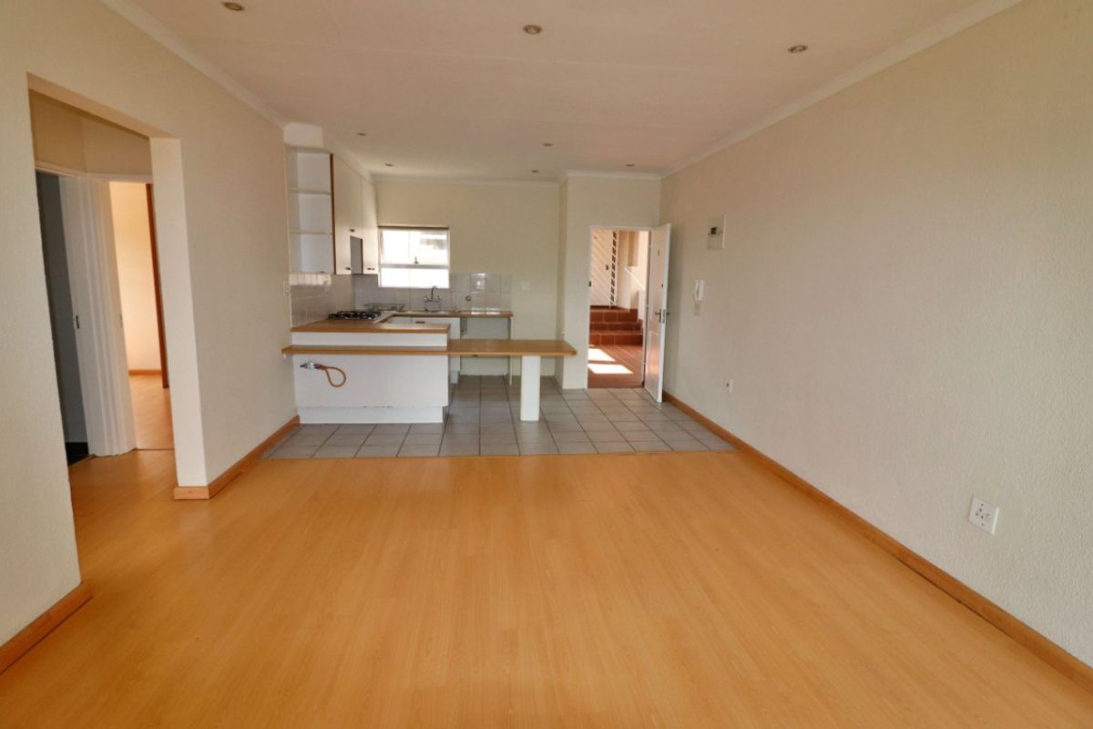 Charming & Secure 2-Bed Townhouse – Perfect for Easy Living - Photo 3