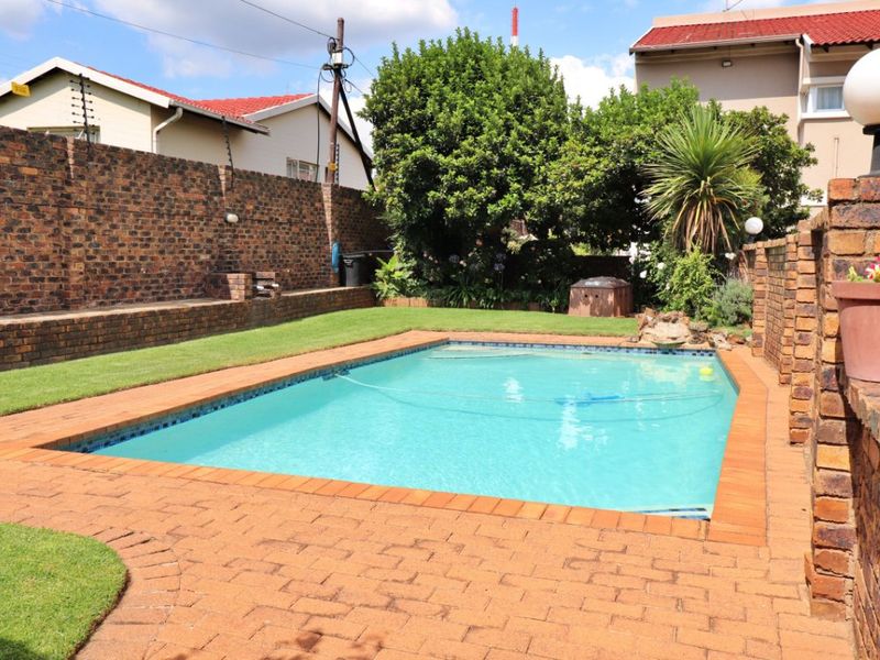 Charming & Secure 2-Bed Townhouse – Perfect for Easy Living - Photo 2