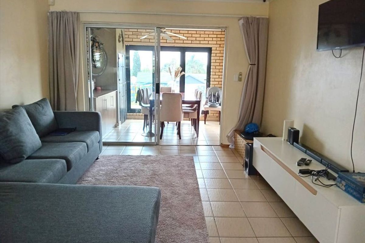 Modern Three-Bedroom Family Home - Photo 2