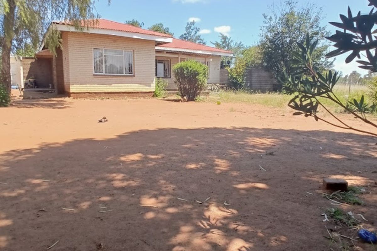 3-Bedroom Family Home with Massive 1,000m2 Yard! - Photo 2