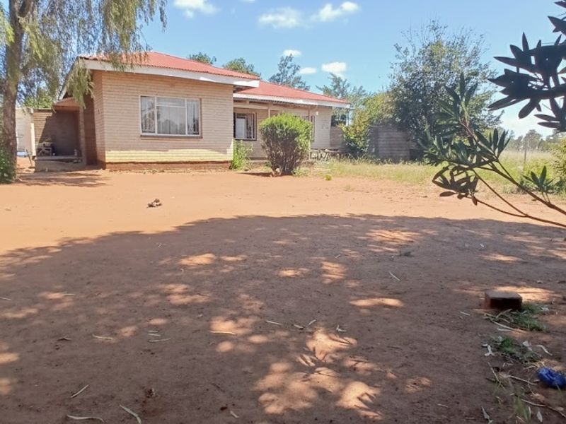 3-Bedroom Family Home with Massive 1,000m2 Yard! - Photo 2