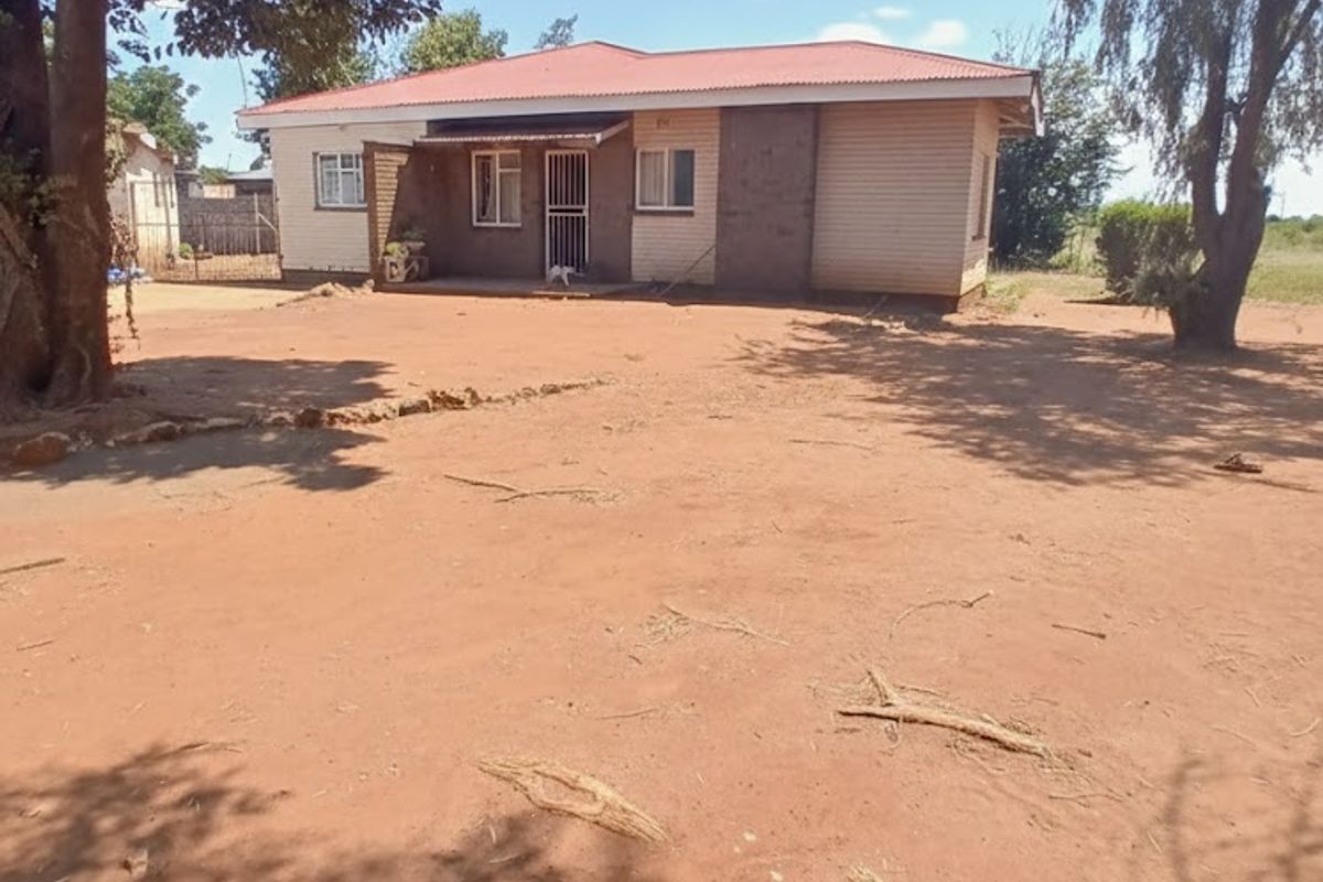 3-Bedroom Family Home with Massive 1,000m2 Yard! - Photo 3