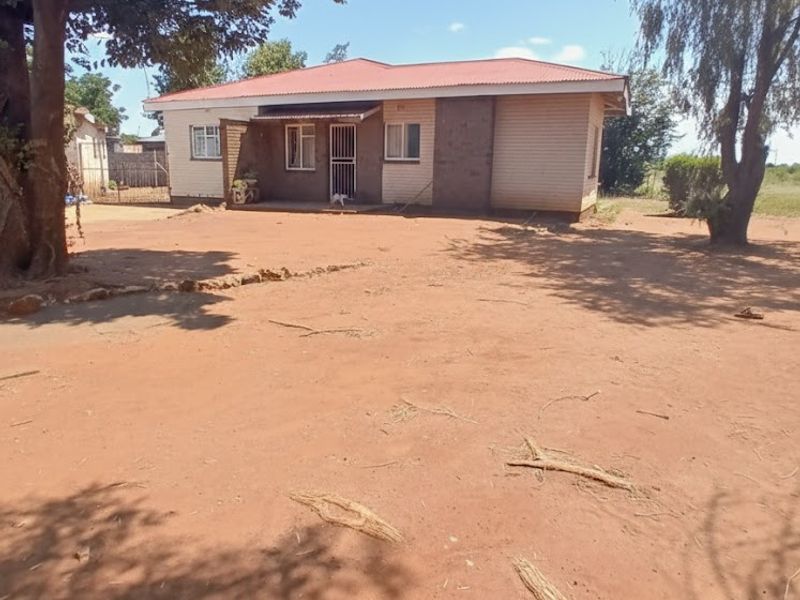 3-Bedroom Family Home with Massive 1,000m2 Yard! - Photo 3