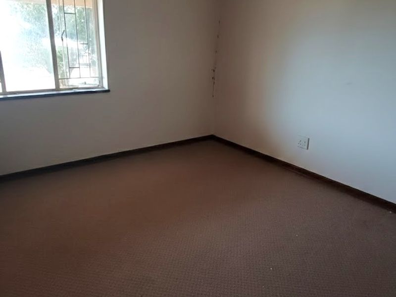 3-Bedroom Family Home with Massive 1,000m2 Yard! - Photo 10