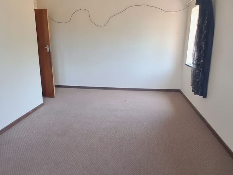 3-Bedroom Family Home with Massive 1,000m2 Yard! - Photo 9