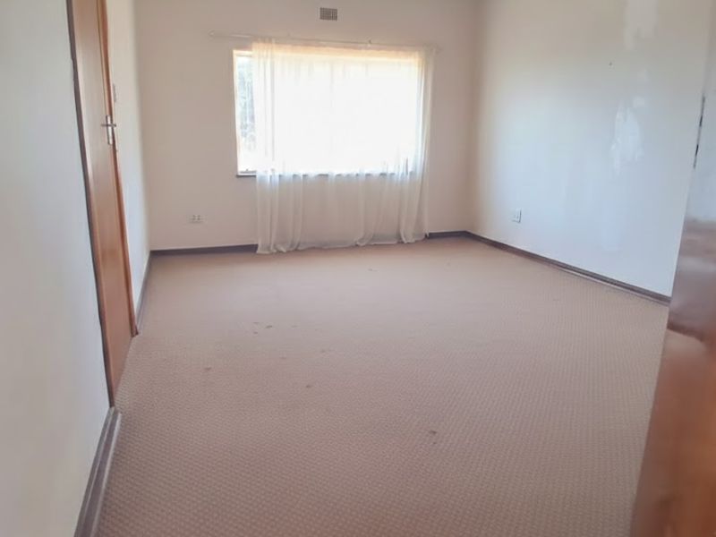 3-Bedroom Family Home with Massive 1,000m2 Yard! - Photo 8