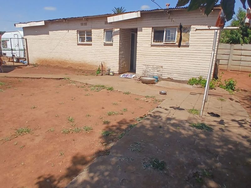 3-Bedroom Family Home with Massive 1,000m2 Yard! - Photo 7