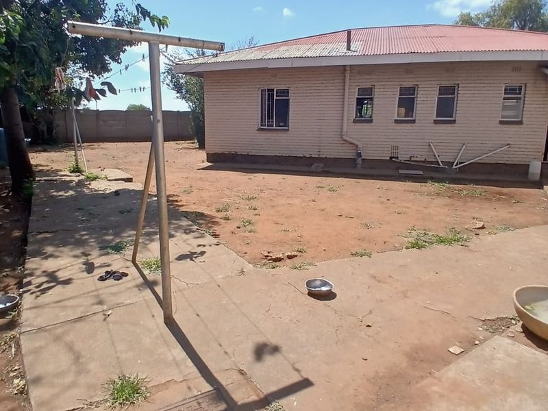 3-Bedroom Family Home with Massive 1,000m2 Yard! - Photo 6