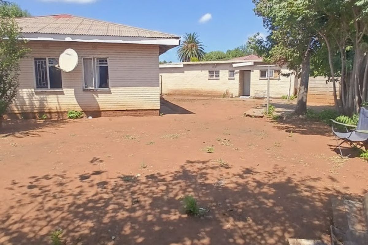 3-Bedroom Family Home with Massive 1,000m2 Yard! - Photo 4