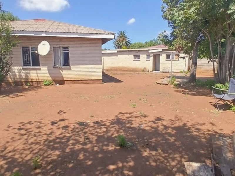 3-Bedroom Family Home with Massive 1,000m2 Yard! - Photo 4