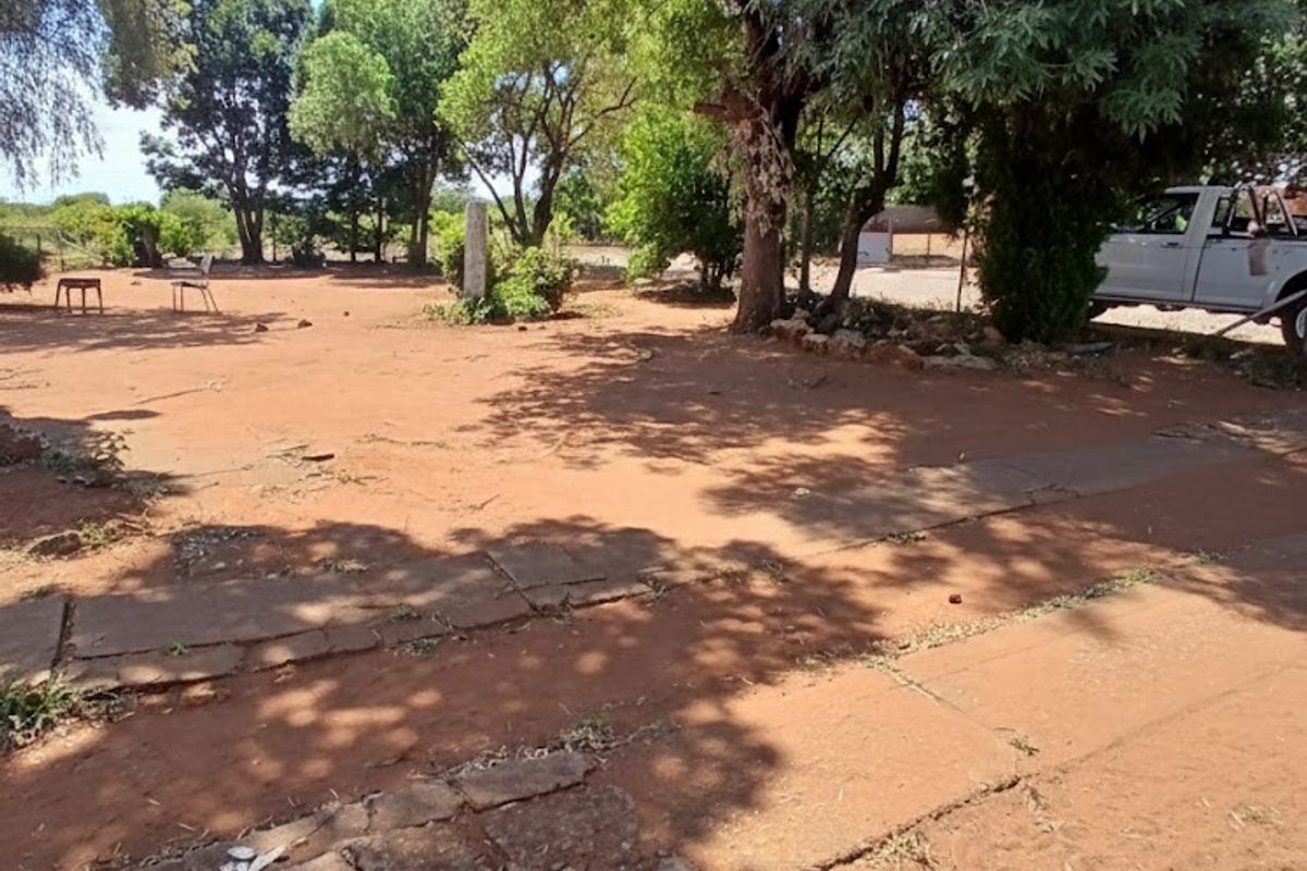 3-Bedroom Family Home with Massive 1,000m2 Yard! - Photo 5