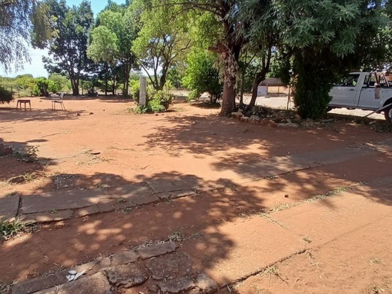 3-Bedroom Family Home with Massive 1,000m2 Yard! - Photo 5