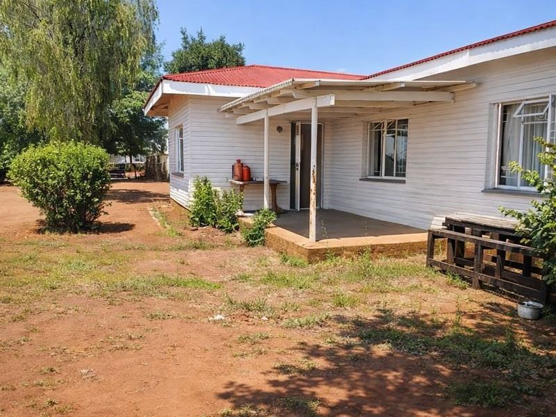 3-Bedroom Family Home with Massive 1,000m2 Yard! - Photo 1