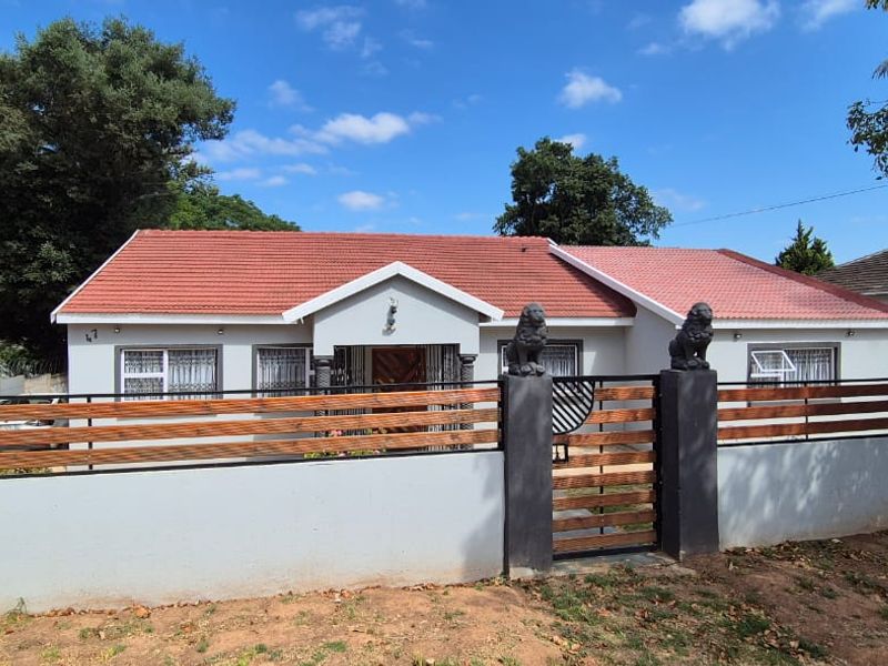 Immaculately modernized family home  - Photo 4