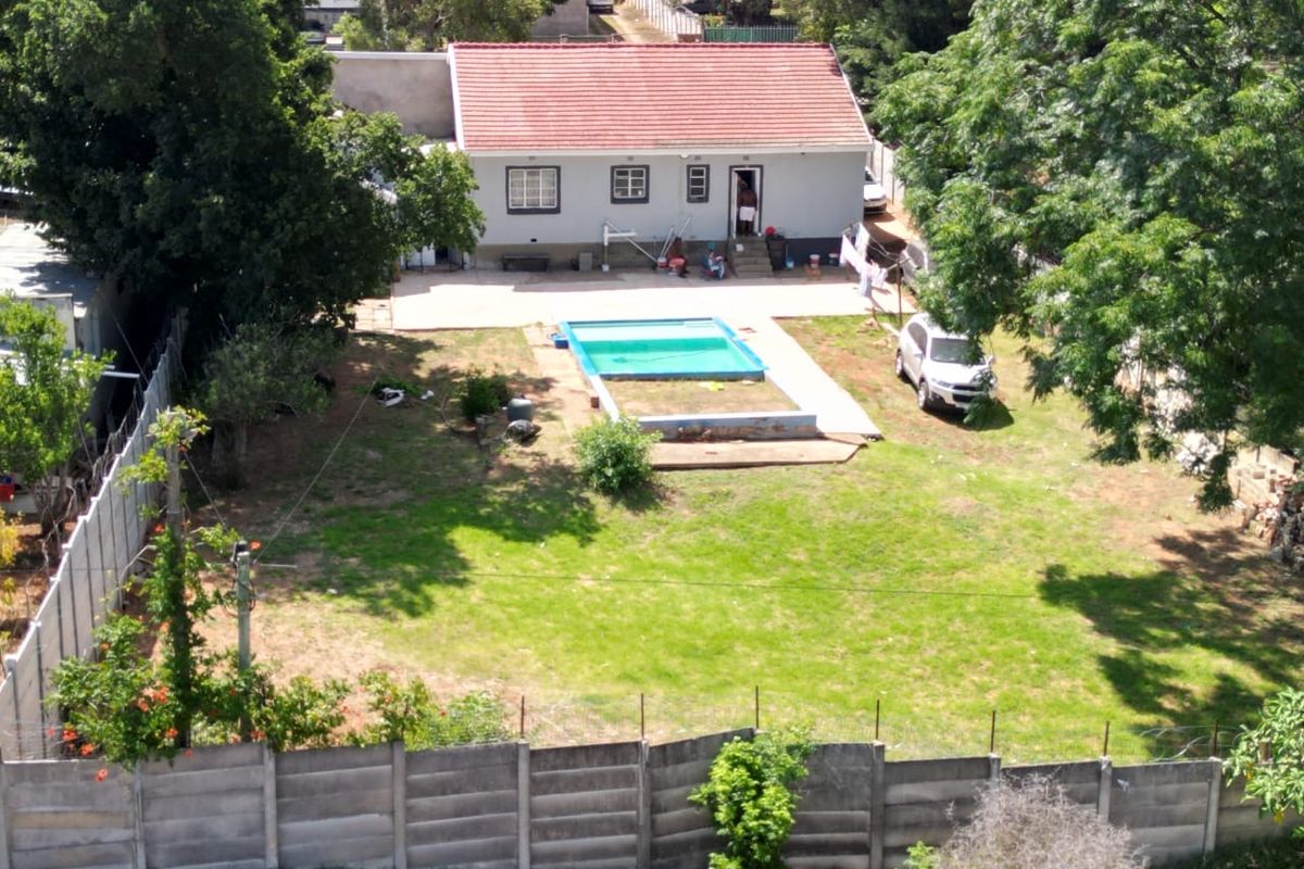 Immaculately modernized family home  - Photo 5